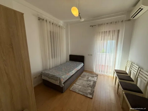Tirane, jepet me qera Vile 5+1+Ballkon Kati 1, 282 m² 2.000 € (Rruga e Vilave)