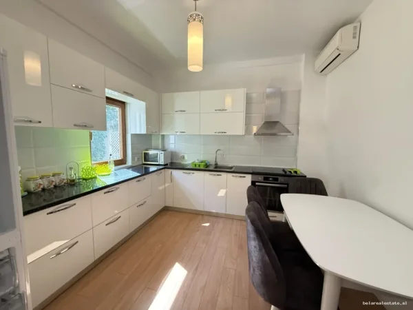 Tirane, jepet me qera Vile 5+1+Ballkon Kati 1, 282 m² 2.000 € (Rruga e Vilave)
