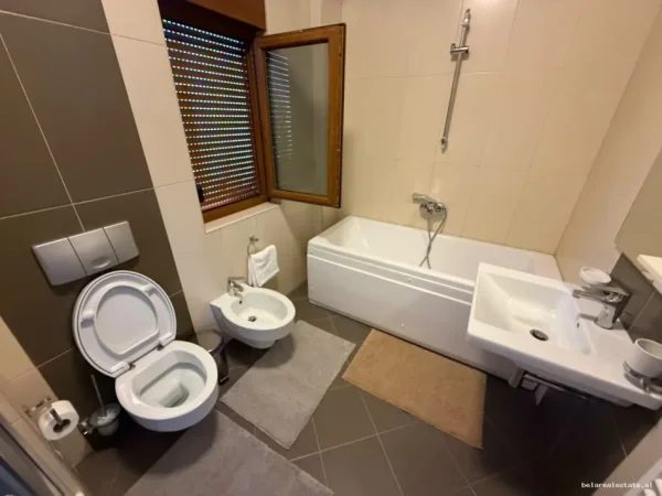 Tirane, jepet me qera Vile 5+1+Ballkon Kati 1, 282 m² 2.000 € (Rruga e Vilave)