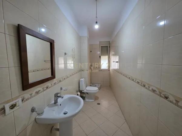 Tirane, jepet me qera apartament 2+1 Kati 2, 100 m² 450 € (pranë Vila L)