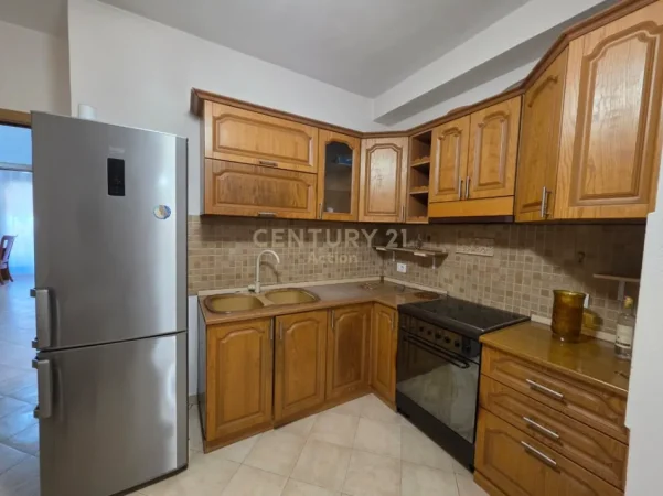 Tirane, jepet me qera apartament 2+1 Kati 2, 100 m² 450 € (pranë Vila L)