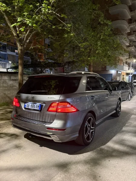 Tirane, shes SUV MERCEDES ML350 AMG Line 2014 Nafte, gri e erret automatik Klima 238.000 km 14.100 €