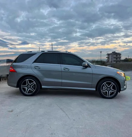 Tirane, shes SUV MERCEDES ML350 AMG Line 2014 Nafte, gri e erret automatik Klima 238.000 km 14.100 €