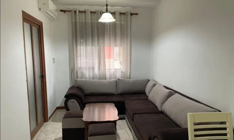 Tirane, jepet me qera apartament 1+1 Kati 4, 129 m² 500 € (Rruga Myslym Shyri)