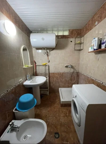 Tirane, jepet me qera apartament 1+1 Kati 4, 129 m² 500 € (Rruga Myslym Shyri)