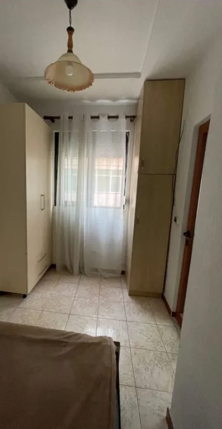 Tirane, jepet me qera apartament 1+1 Kati 4, 129 m² 500 € (Rruga Myslym Shyri)