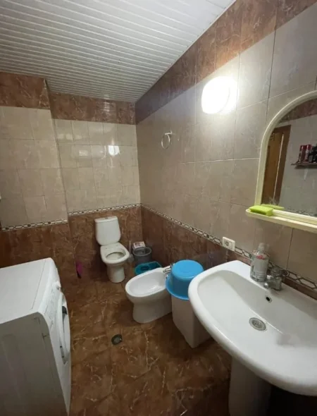 Tirane, jepet me qera apartament 1+1 Kati 4, 129 m² 500 € (Rruga Myslym Shyri)
