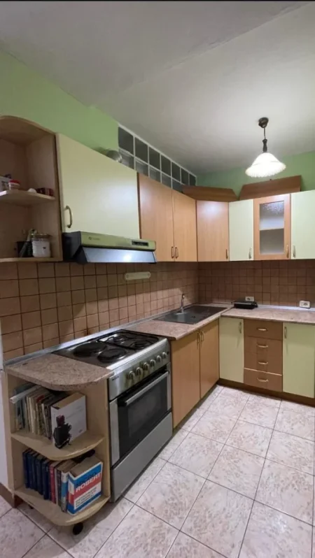 Tirane, jepet me qera apartament 1+1 Kati 4, 129 m² 500 € (Rruga Myslym Shyri)