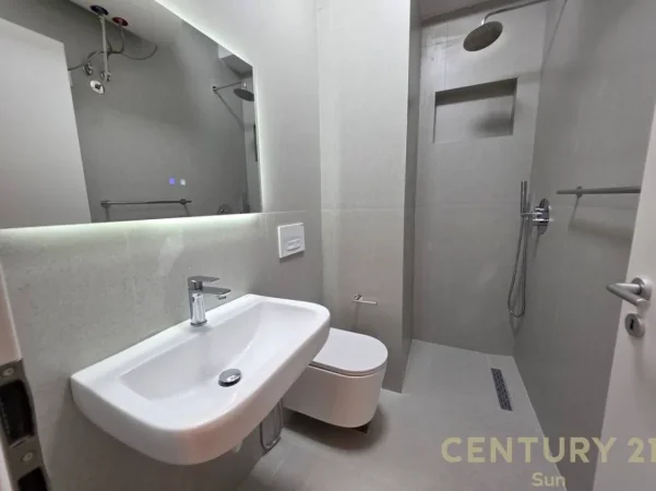Tirane, jepet me qera apartament 1+1+Ballkon Kati 8, 50 m² 500 € (Ali Demi)