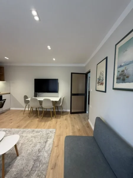 Tirane, jepet me qera apartament 1+1 Kati 2, 65 m² 600 € (Shkolla 9-vjeçare \”E Kuqe\”)