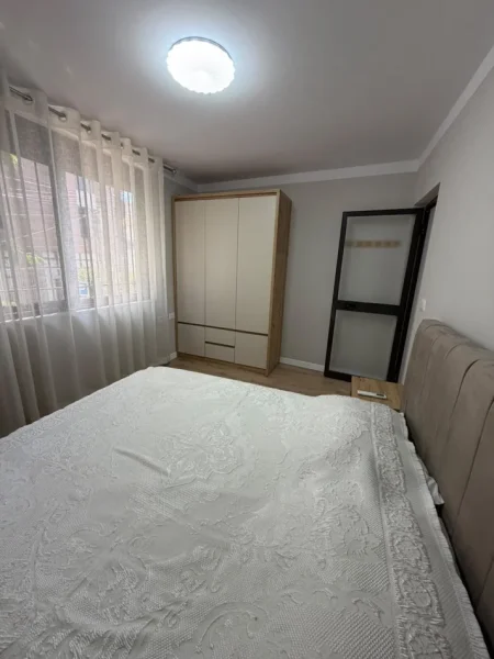 Tirane, jepet me qera apartament 1+1 Kati 2, 65 m² 600 € (Shkolla 9-vjeçare \”E Kuqe\”)