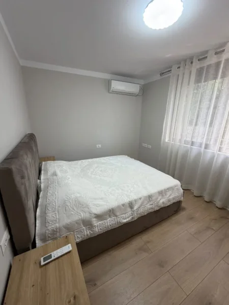 Tirane, jepet me qera apartament 1+1 Kati 2, 65 m² 600 € (Shkolla 9-vjeçare \”E Kuqe\”)