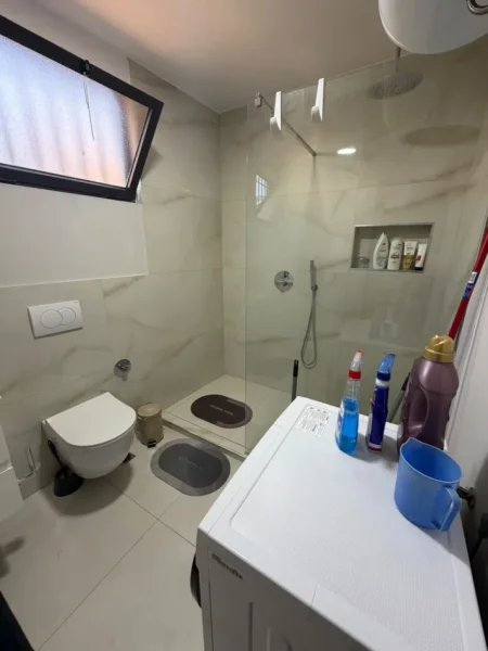Tirane, jepet me qera apartament 1+1 Kati 2, 65 m² 600 € (Shkolla 9-vjeçare \”E Kuqe\”)