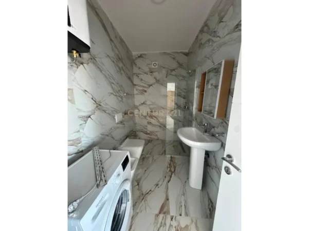 Tirane, jepet me qera apartament 1+1 Kati 7, 67 m² 450 € (te Bulevardi i Ri)