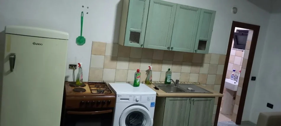 Tirane, jepet me qera apartament 1+1 Kati 1, 30 m² 200 € (Tregu Elektrik)