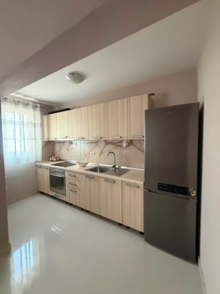 Tirane, jepet me qera apartament 1+1 Kati 1, 55 m² 450 € (ALI DEMI)