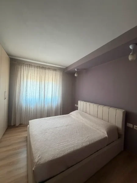 Tirane, jepet me qera apartament 1+1 Kati 1, 55 m² 450 € (ALI DEMI)