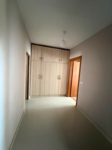 Tirane, jepet me qera apartament 1+1 Kati 1, 55 m² 450 € (ALI DEMI)