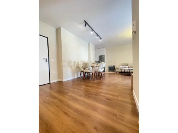 Tirane, jepet me qera apartament 3+1+Ballkon Kati 5, 135 m² 800 € (Kompleksi Fiori Di Bosco)
