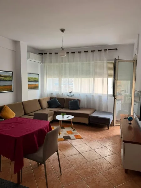 Tirane, jepet me qera apartament 1+1 Kati 3, 70 m² 550 € (KOMUNA E PARISIT)