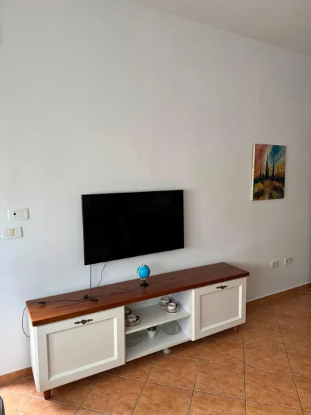 Tirane, jepet me qera apartament 1+1 Kati 3, 70 m² 550 € (KOMUNA E PARISIT)