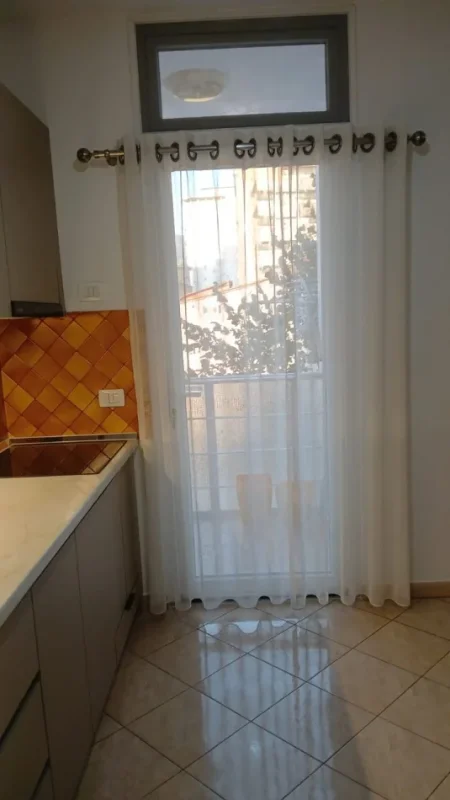 Tirane, jepet me qera apartament 1+1 Kati 5, 80 m² 600 € (Rruga Myslym Shyri)