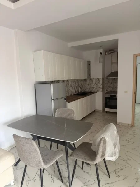Tirane, jepet me qera apartament 1+1 Kati 2, 70 m² 500 € (Kompleksi Delijorgji)