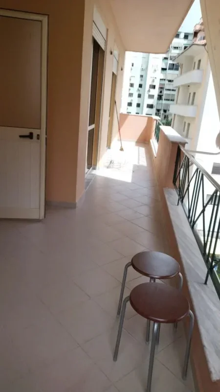 Tirane, jepet me qera apartament 1+1 Kati 5, 65 m² 600 € (KOMUNA E PARISIT)