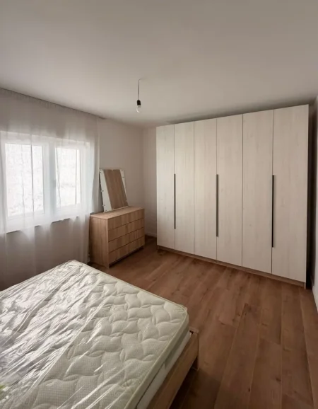 Tirane, jepet me qera apartament 1+1 Kati 5, 72 m² 650 € (RRUGA MARGARITA TUTULANI)