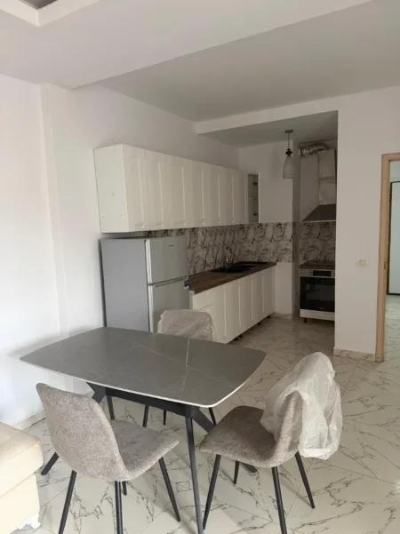 Tirane, jepet me qera apartament 1+1 Kati 2, 70 m² 500 € (RRUGA E KAVAJES)