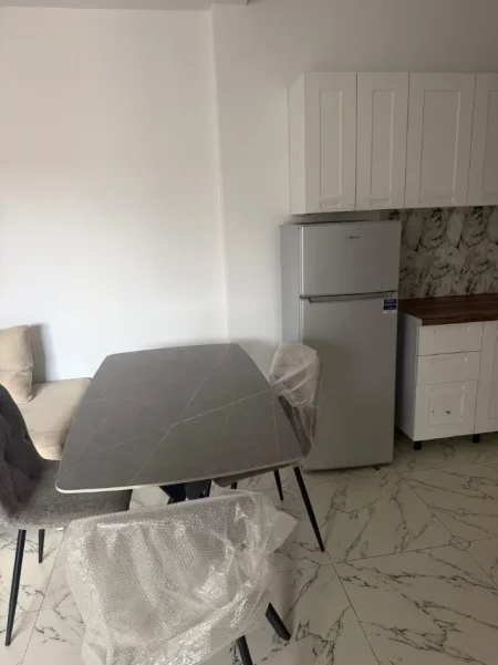 Tirane, jepet me qera apartament 1+1 Kati 2, 70 m² 500 € (RRUGA E KAVAJES)