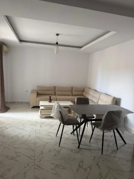 Tirane, jepet me qera Apartament 1+1 Kati 2, 75 m², Çmimi 50.000 Lekë të Reja, Pranë Globe tek Rruga Kavajës, Tiranë.