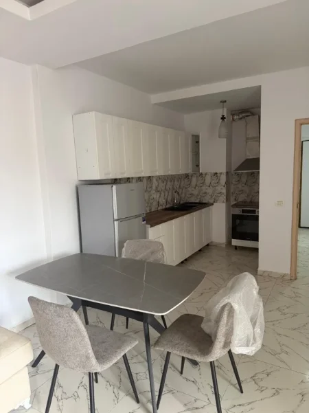 Tirane, jepet me qera Apartament 1+1 Kati 2, 75 m², Çmimi 50.000 Lekë të Reja, Pranë Globe tek Rruga Kavajës, Tiranë.