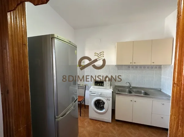 Jepet me qera Apartament 2+1 te Shkolla e kuqe (D8242Z-24)