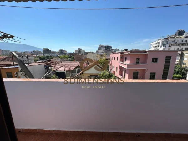 Jepet me qera Apartament 2+1 te Shkolla e kuqe (D8242Z-24)