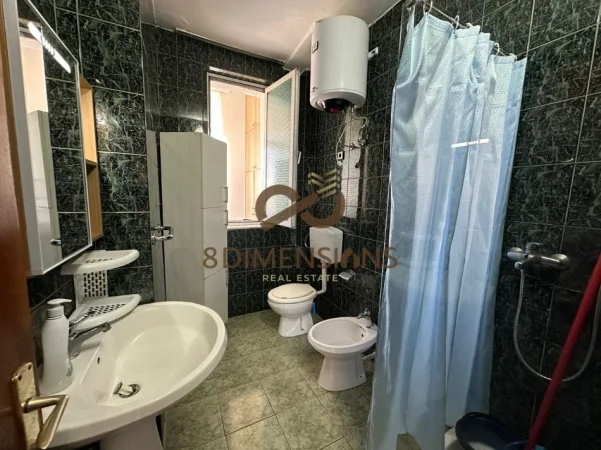 Jepet me qera Apartament 2+1 te Shkolla e kuqe (D8242Z-24)