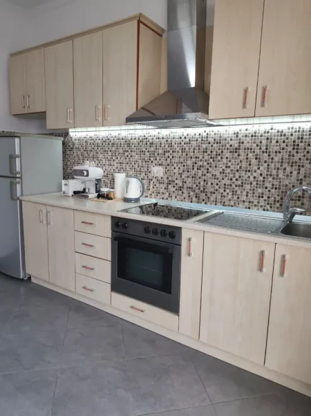 Tirane, jepet me qera apartament 1+1 Kati 4, 70 m² 600 € (21 DHJETORI)