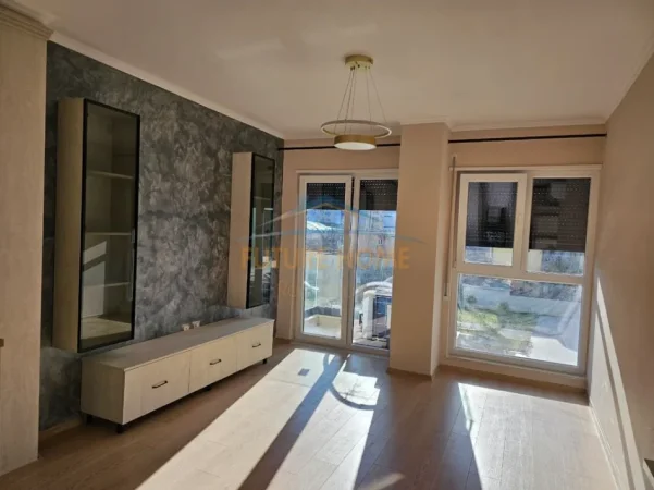 Tirane, jepet me qera apartament 1+1 Kati 1, 61 m² 600 € 