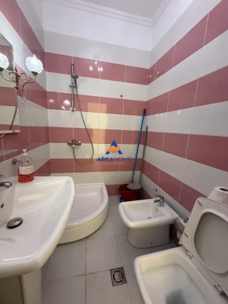 Tirane, jepet me qera ambjent biznesi Kati 2, 55 m² 550 € 