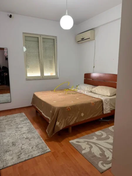 Tirane, jepet me qera apartament 1+1 Kati 3, 65 m² 550 € (KOMUNA E PARISIT)