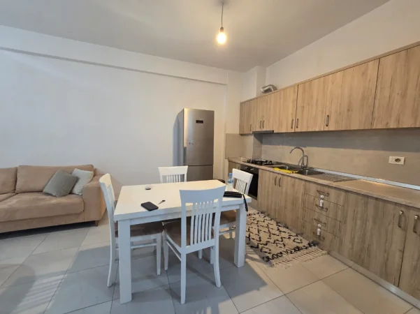 Tirane, jepet me qera apartament Kati 5, 100 m² 600 € (Golden park)