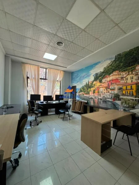 Tirane, jepet me qera ambjent biznesi Kati 1, 214 m² 4.700 € 