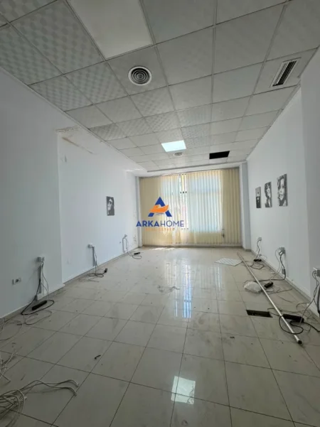 Tirane, jepet me qera ambjent biznesi Kati 1, 214 m² 4.700 € 