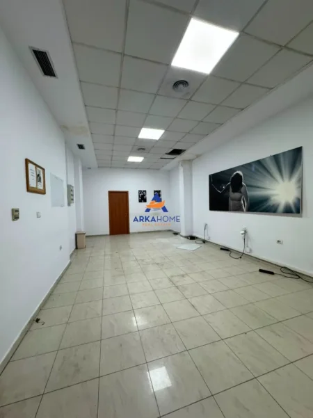 Tirane, jepet me qera ambjent biznesi Kati 1, 214 m² 4.700 € 