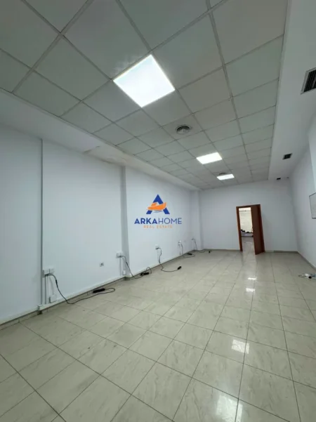 Tirane, jepet me qera ambjent biznesi Kati 1, 214 m² 4.700 € 