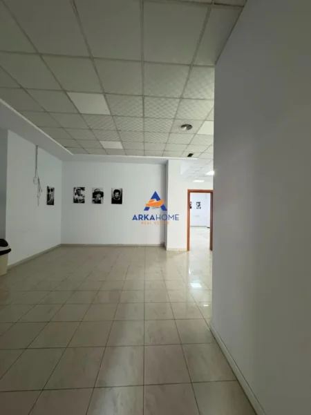 Tirane, jepet me qera ambjent biznesi Kati 1, 214 m² 4.700 € 