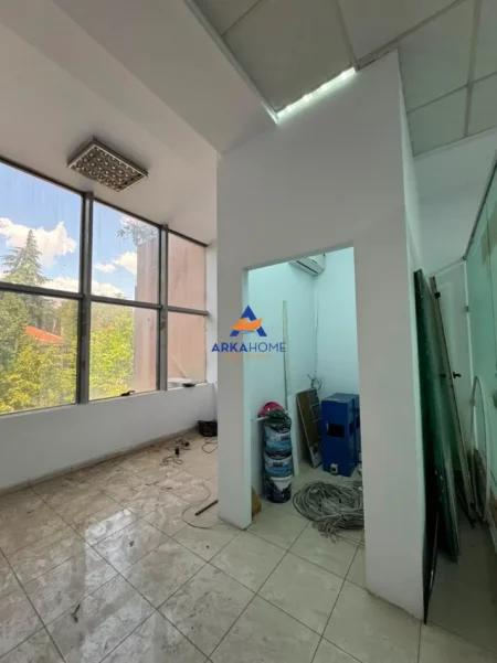Tirane, jepet me qera ambjent biznesi Kati 1, 214 m² 4.700 € 