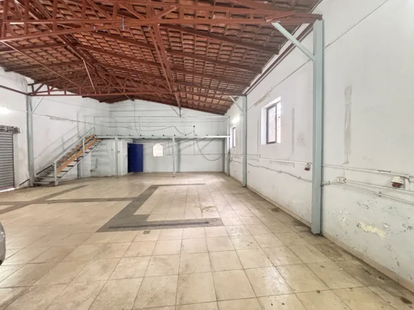 Tirane, jepet me qera magazine Kati 0, 200 m² 
