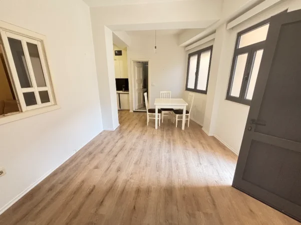 Tirane, jepet me qera apartament 1+1+Ballkon Kati 1, 50 m² 500 € 