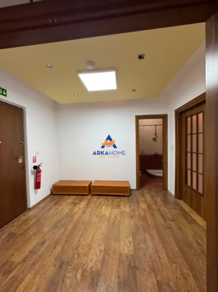 Tirane, jepet me qera ambjent biznesi Kati 3, 200 m² 3.200 € 